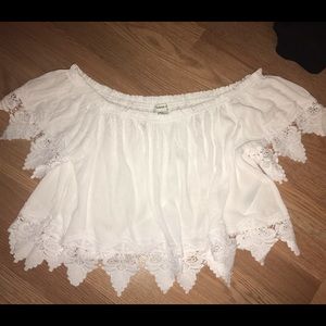 Crop Top-Lace Accents 🤍